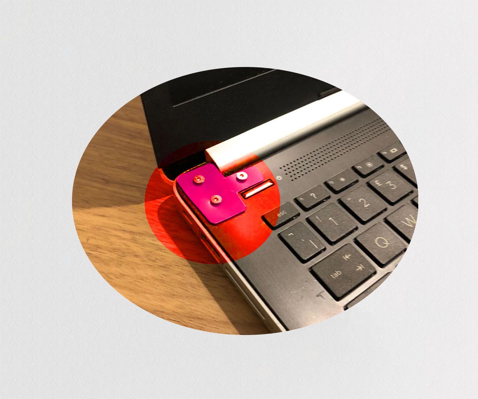 Perbaikan engsel laptop yang patah