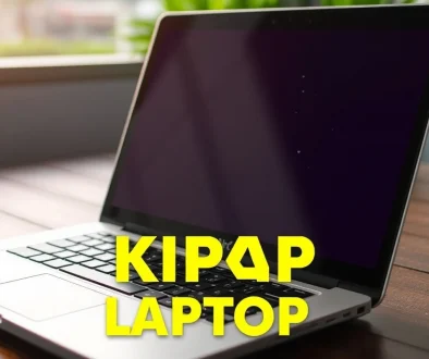 Cara membersihkan kipas laptop menggunakan udara bertekanan pada ventilasi belakang laptop